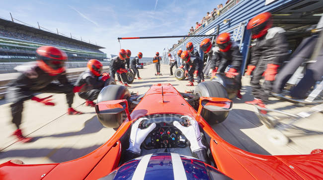 Equipaggio box pronto per la Formula 1 auto da corsa in pit stop — Foto stock