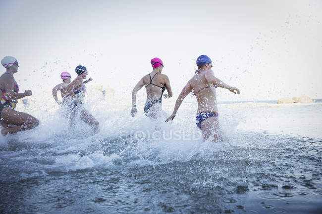 Des nageuses actives courant à l'extérieur de l'océan — Photo de stock