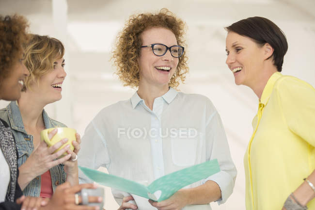 Porträt lachender Büroangestellter — Stockfoto