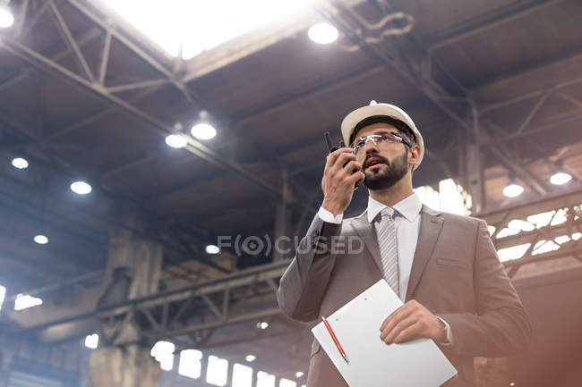Manager con walkie-talkie in acciaieria — Foto stock
