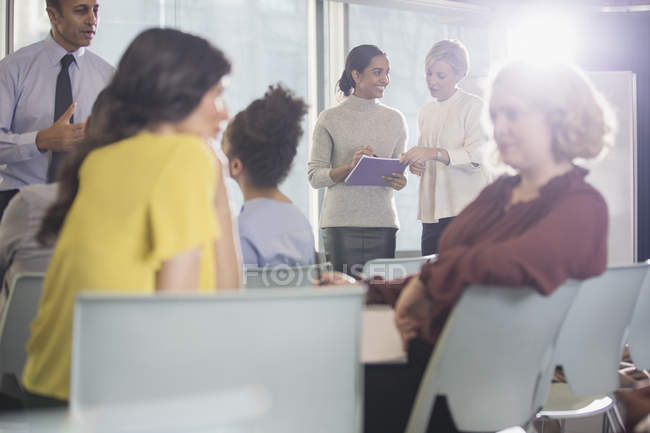 Gente de negocios hablando en público conferencia - foto de stock
