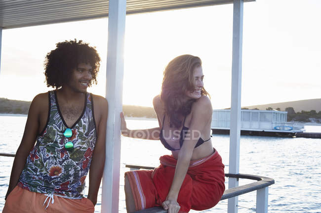 Casal jovem pendurado no barco de verão — Fotografia de Stock