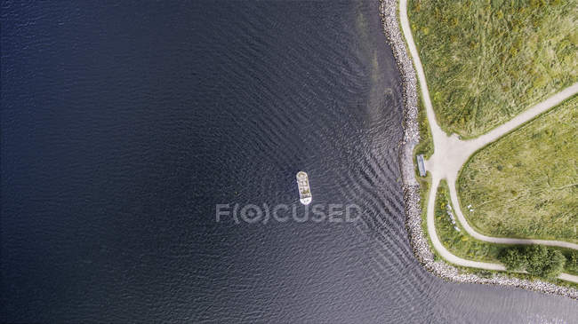 Veduta aerea aerea della nave da crociera sull'oceano increspato lungo la riva, Frederikssund, Danimarca — Foto stock