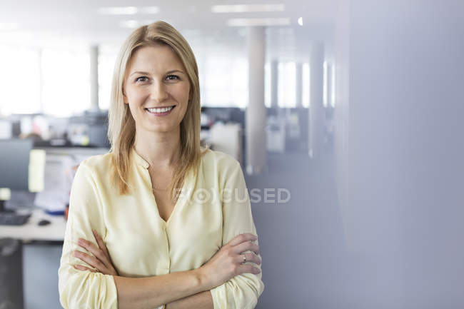 Retrato confiante empresária no escritório — Fotografia de Stock