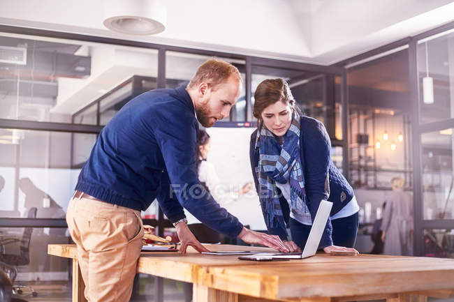 Деловые люди, использующие ноутбук в конференц-зале — стоковое фото