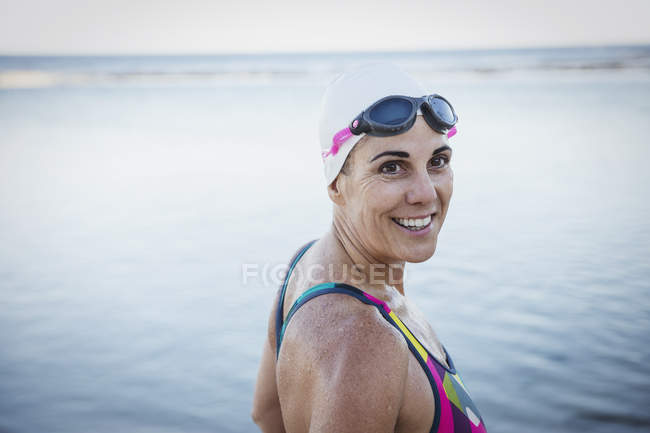 Sonriente nadadora femenina mirando a la cámara - foto de stock