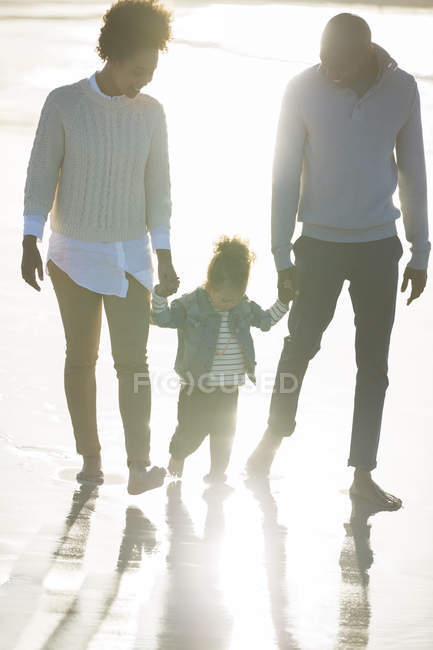 Glückliche Familie hat Spaß am Strand — Stockfoto