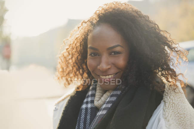 Ritratto giovane donna sorridente che indossa sciarpa — Foto stock