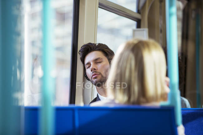 Un homme d'affaires fait la sieste dans un train — Photo de stock