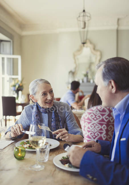 Senioren reden und essen am Restauranttisch — Stockfoto