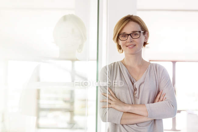 Portrait femme d'affaires confiante en fonction — Photo de stock