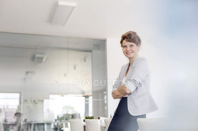 Ritratto donna d'affari sorridente in sala conferenze — Foto stock