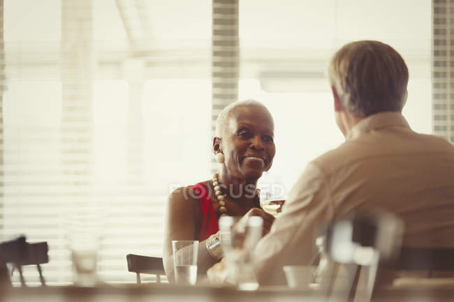 Старший пара вживання вина, Обідня стіл ресторан — стокове фото
