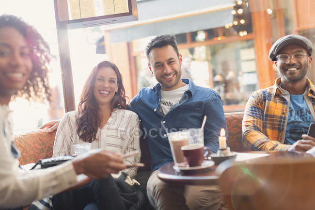 Портрет улыбающихся друзей, зависающих в кафе — стоковое фото