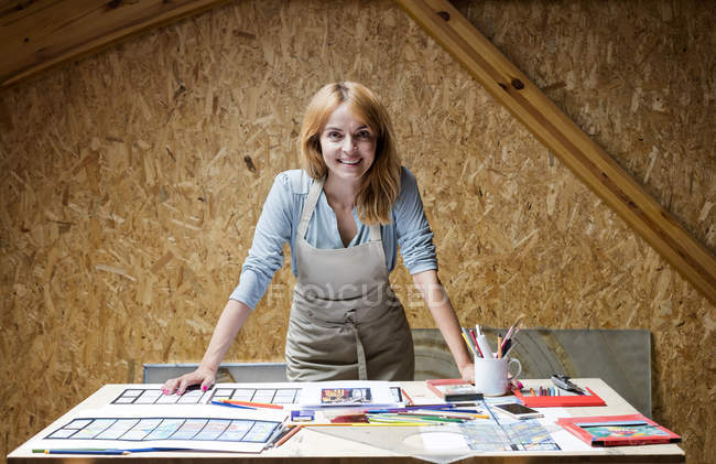Retrato sonriente artista de vidrieras trabajando en estudio - foto de stock