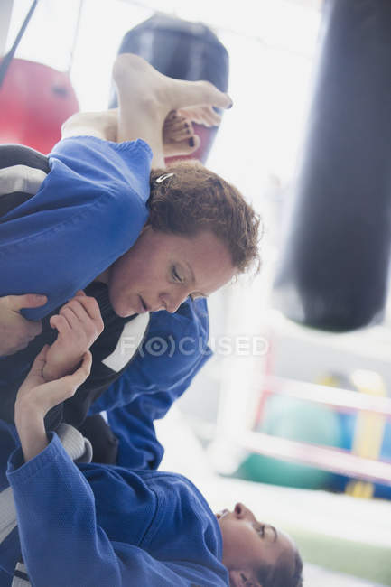 Entschlossene Frauen üben Judo im Fitnessstudio — Stockfoto