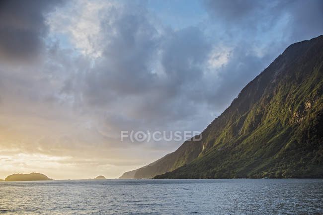 Tranquilo oceano e penhasco, som duvidoso, Ilha Sul Nova Zelândia — Fotografia de Stock