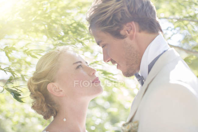Junges Paar steht sich im heimischen Garten gegenüber — Stockfoto