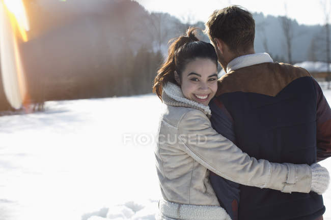 Пара обнимающихся в снегу — стоковое фото