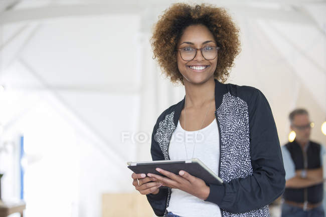 Portrait d'un employé de bureau souriant tenant une tablette numérique — Photo de stock