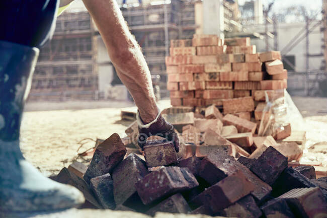 Obrero de la construcción albañilería en obra - foto de stock