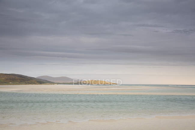 Tranquilo vista nuvens sobre o oceano, Luskentyre, Harris, Outer Hebrides — Fotografia de Stock