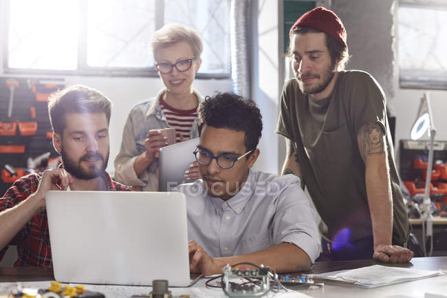 Designers meeting, working at laptop in workshop — Stock Photo