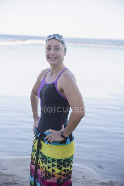 Feminino nadador de pé na água do oceano ao ar livre — Fotografia de Stock