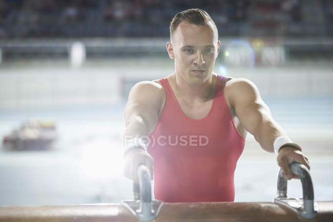 Gymnaste masculin concentré au cheval de pommeau — Photo de stock