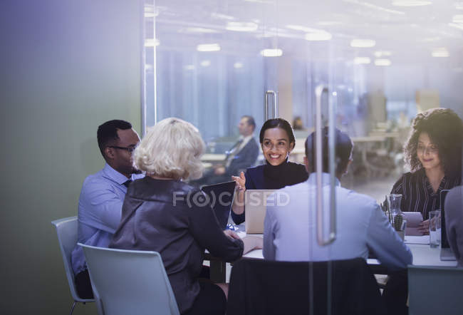 Pessoas de negócios em laptops em reunião de sala de conferências — Fotografia de Stock