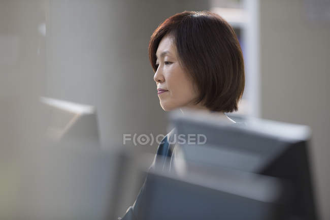 Fokussierte Geschäftsfrau arbeitet am Computer im Büro — Stockfoto