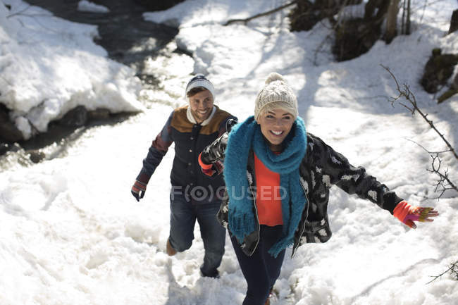Couple escalade dans la neige — Photo de stock