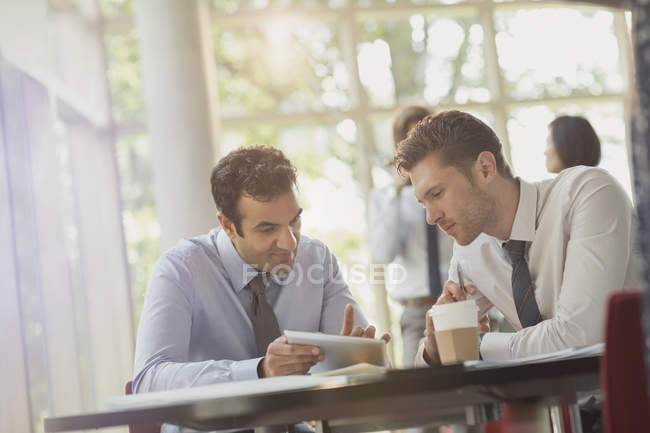 Hommes d'affaires utilisant une tablette numérique à la table de bureau — Photo de stock