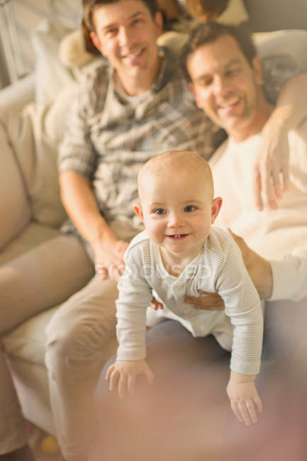 Retrato lindo bebé hijo con macho gay padres - foto de stock