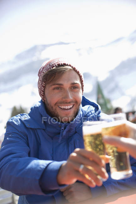 Casal brindar copos de cerveja ao ar livre — Fotografia de Stock