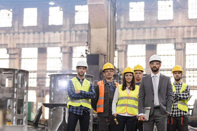 Retrato gerente confiante e equipe de trabalhadores de aço na fábrica — Fotografia de Stock
