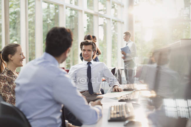 Les gens d'affaires parlent en réunion de bureau — Photo de stock