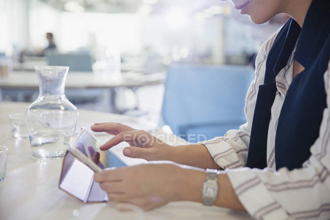 Image recadrée de femme d'affaires en utilisant une tablette numérique au bureau — Photo de stock