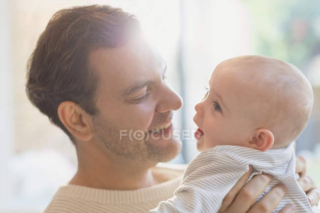Afectuoso padre sosteniendo bebé hijo, primer plano - foto de stock