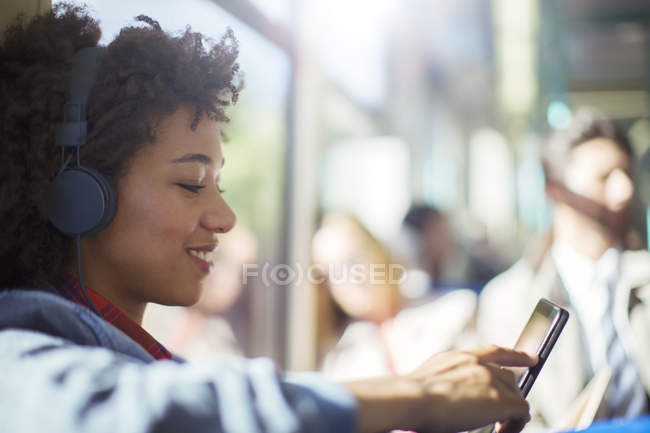 Mujer usando tableta digital en tren - foto de stock