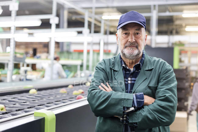 Porträt selbstbewusster Arbeiter am Fließband in einer Lebensmittelfabrik — Stockfoto