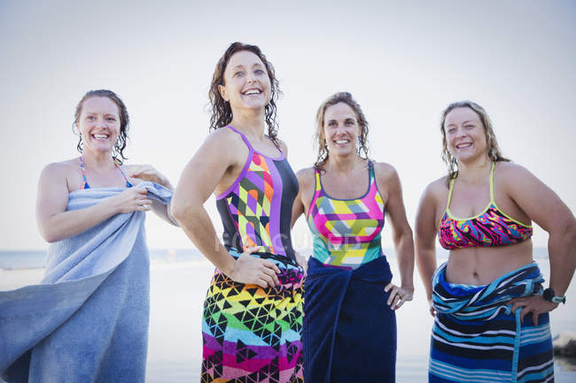 Portrait smiling of female swimmers — Stock Photo