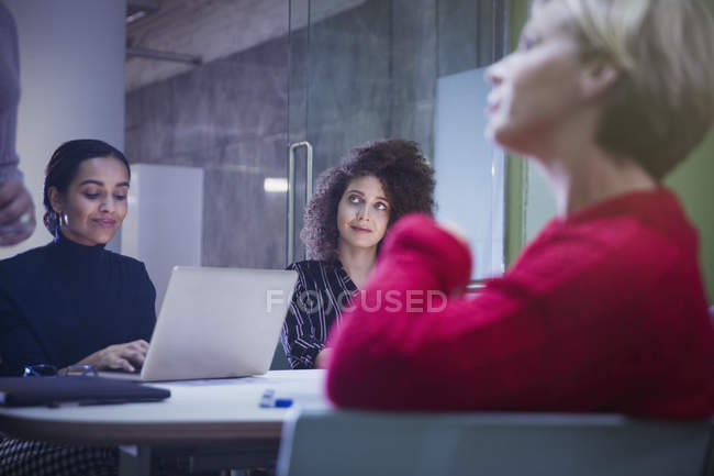 Pessoas de negócios ouvindo, trabalhando em reunião de sala de conferências — Fotografia de Stock