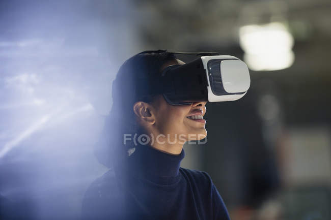 Бізнес-леді, використовуючи симулятор віртуальної реальності — стокове фото