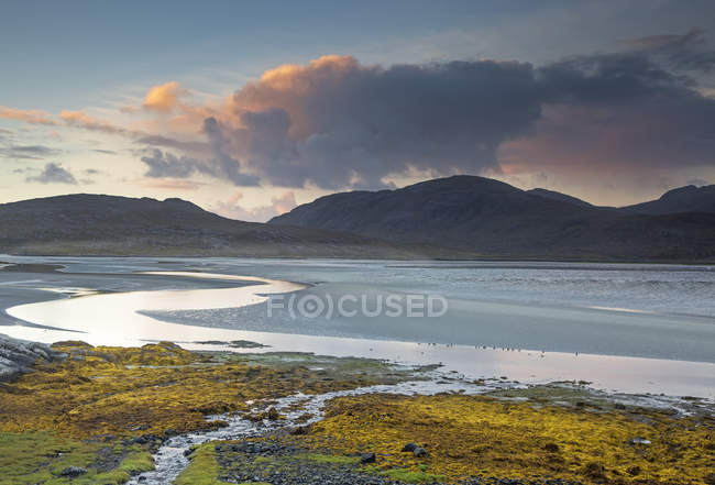 Wolken über ruhigen Bergen und Meer, üppiger Strand, Harris, äußere Hebriden — Stockfoto