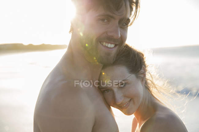 Портрет молодої пари обіймаються на пляжі — стокове фото