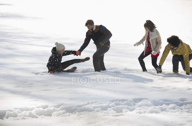 Друзі грають у снігу — стокове фото