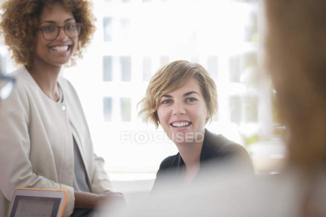 Porträt von Frauen, die gegen Fenster in modernen Büros lächeln — Stockfoto