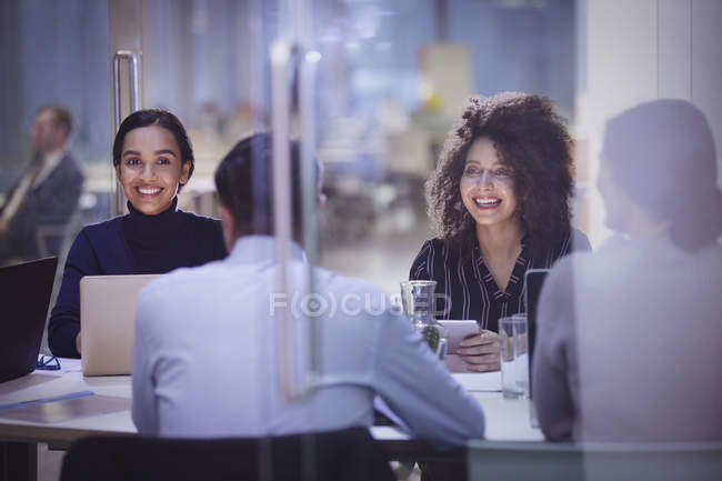 Ділові жінки посміхаються в конференц-залі зустрічі — стокове фото