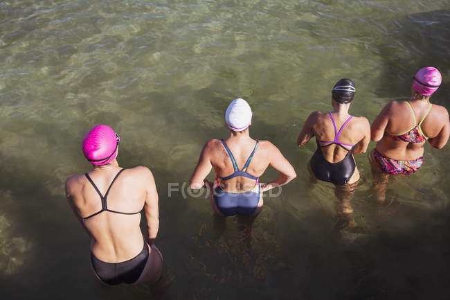 Vista aerea di nuotatori attivi femminili in mare aperto — Foto stock